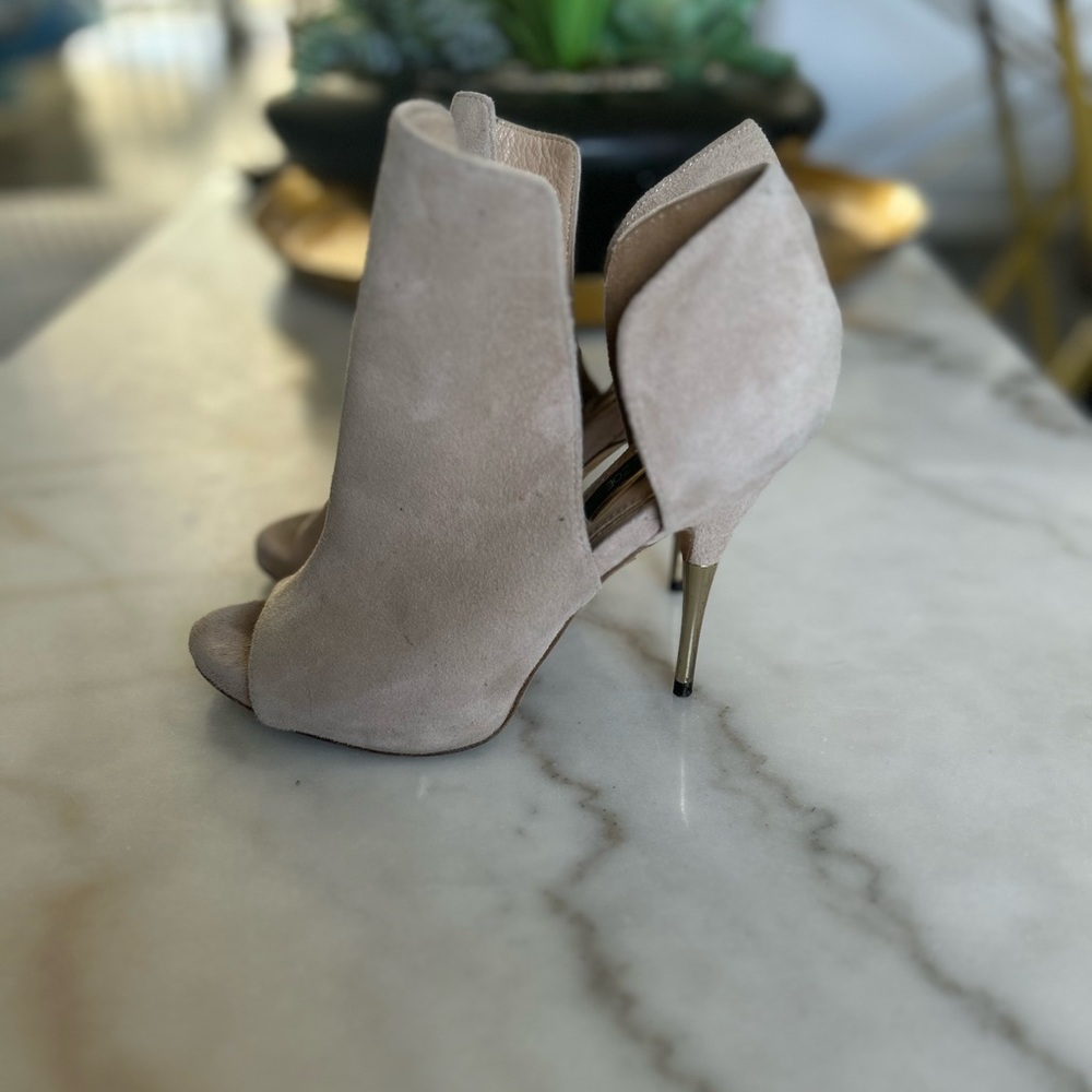 Rachel Zoe Blush Suede Cutout Gold Heels – Size 6